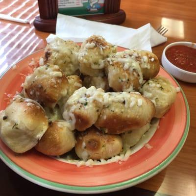 Garlic knots with cheese