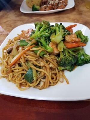 Shrimp & Broccoli Lunch Special with Lo Mein