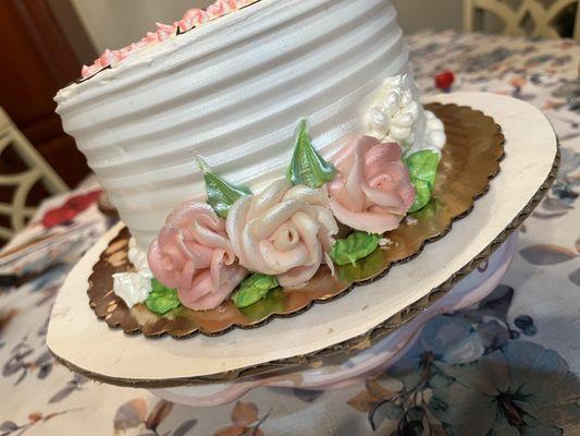 Beautiful shimmery flower detail on birthday cake