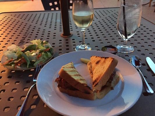 Nice meatloaf sandwich with a perfect Californian wine