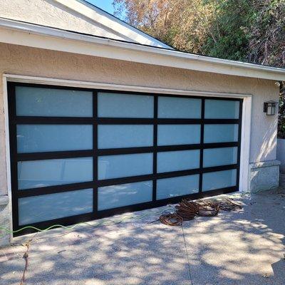 Nice fullview alumadoor we installed with liftmaster 8500
Sidemount jackshaft motor
Bronze color with white laminate glass