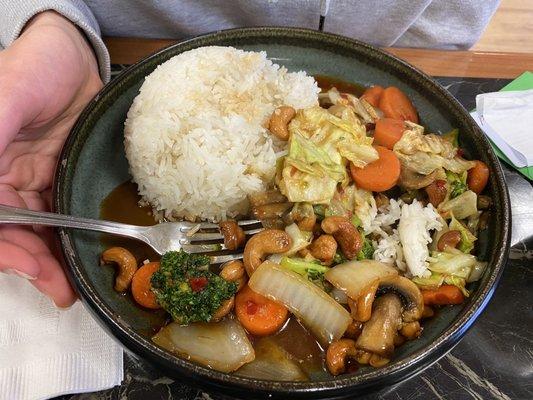 Cashews stir-fried with veggies. They had vegan sauce which, was so delicious!!!!