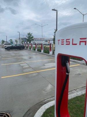 Tesla supercharger a near the airport in a 711 parking lot. Best spot for a supercharger die to its proximity to the parking garages.