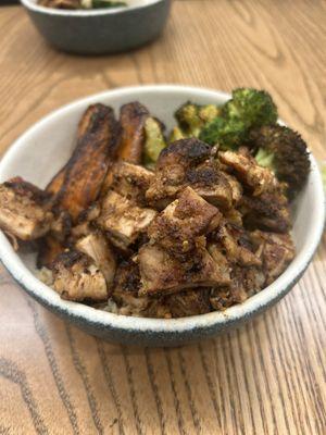 Bowl with brown rice, broccoli, sweet potatoes, and chicken thighs