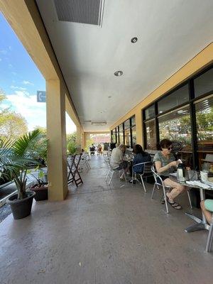 Outside Seating-lovely!