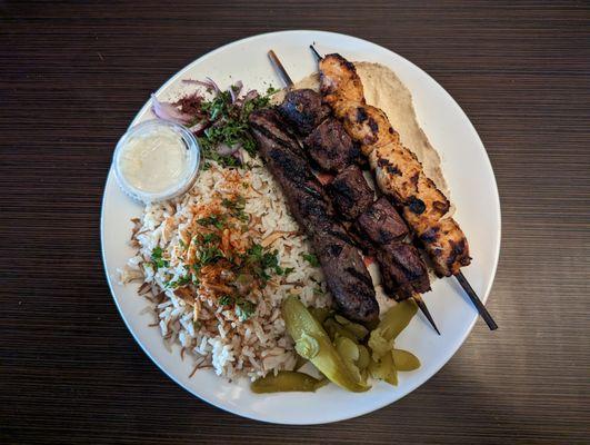 Mixed grill with pickles and well-seasoned rice.