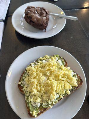 Avocado toast with egg & brownie