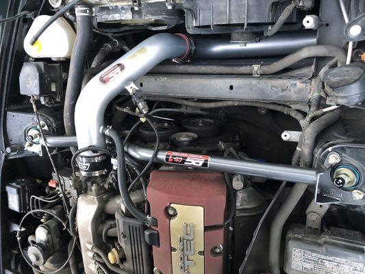 Coil over installation with strut bar