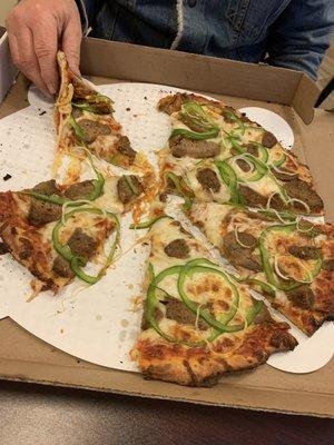 Delicious meatball, pepper and onion pizza