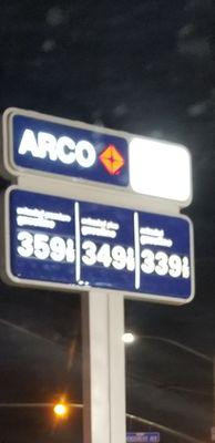 Omg the last Arco had cars lined up in the street we drove in here got a pump now filling up