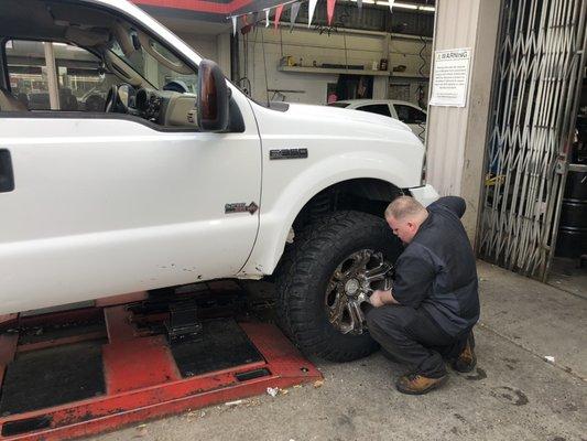 Cliff putting on some 37s on a Ford F-350!