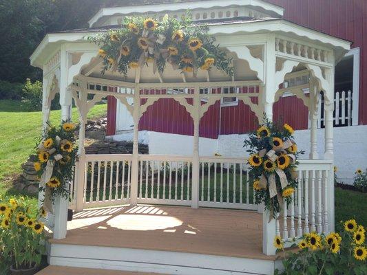 Mary made this 5' Arched Spray and two vertical sprays for a Gazebo Wedding.
 Her talents surpassed my expectations!