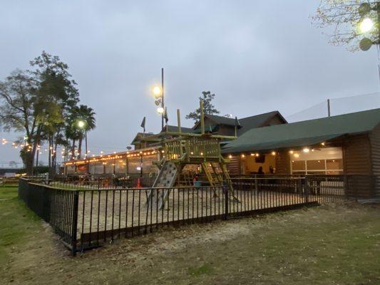 Playground area, dog friendly restaurant, & the private party room. PLENTY of heaters for all sort of weather changes.