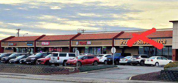 Look how full that parking lot is.  And that's just lunch time. At dinner it overflows around the corner last time I went 40 minute wait.