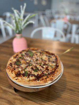 BONA FORTUNA PIZZA ( BBQ Sauce, Chicken , Mozzarella Cheese,Red Onion, Fresh Parsley )