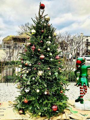 Bluff View Bakery's rooftop Christmas tree.