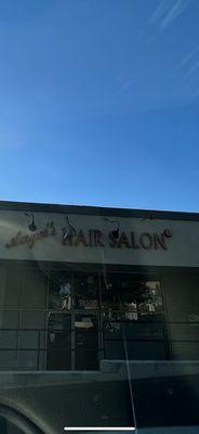 Salon showing that there is no one in there and it's closed even though it shows there open