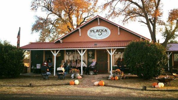 Family hunts at Plaska Lodge