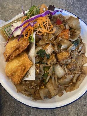 PAD SEE-EIW with tofu lunch special w/ rangoon