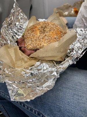 Sesame bagel w pastrami