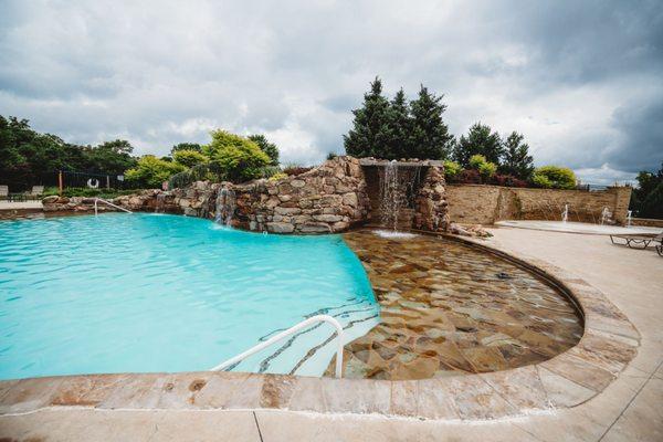 Swimming pool at Olathe Ridgeview Genesis