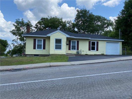 Welcome to 4854 Velasko Rd, Syracuse, NY 13215  This 3 bedroom 1 bath home is awaiting its new owners!