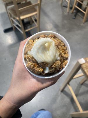 Frozen yogurt with granola and honey