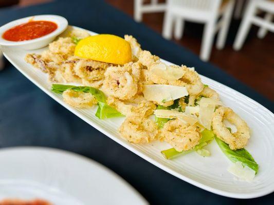 CLASSIC CALAMARI Traditional Fried calamari served with house-made marinara