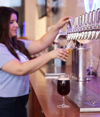 Aslin bartender pouring