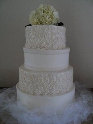 White swirls on white wedding cake