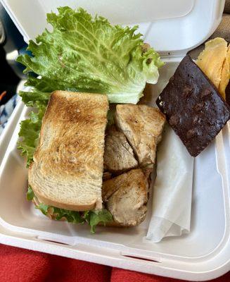 Thick tuna steaks, always served with brownie chips and mango slices.