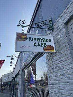 Quaint Seaside Café. Great hamburgers, french fries breakfast foods, specials, and good vibes.