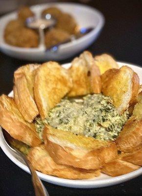 Spinach Dip with Garlic Bread