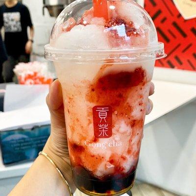 Strawberry yogurt smoothie with boba