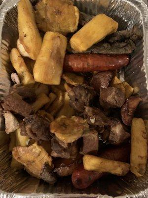 Puro gordo, yuca y patacón; enviaron hígado en vez de carne asada. Nada que ver con la foto del menú.