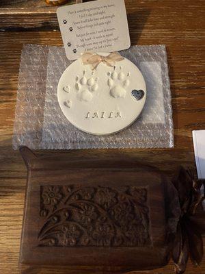 Plaque and box of pet.