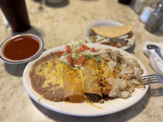 Combination plate with a tamale