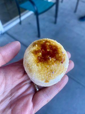 Crème brûlée macaron