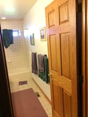 1 Downstairs bathroom for 7 people (the house is advertised as a 3.5 bath..it's a 2.5)