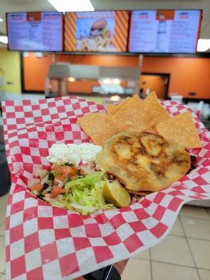 Gorditas carne, frijoles, y queso
with lettuce, pico de gallo, cream