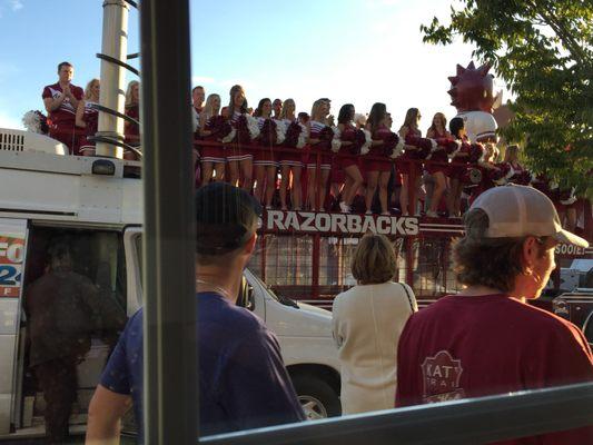 Razorback cheerleaders and Tusk driving by 21st Amendment on gameday