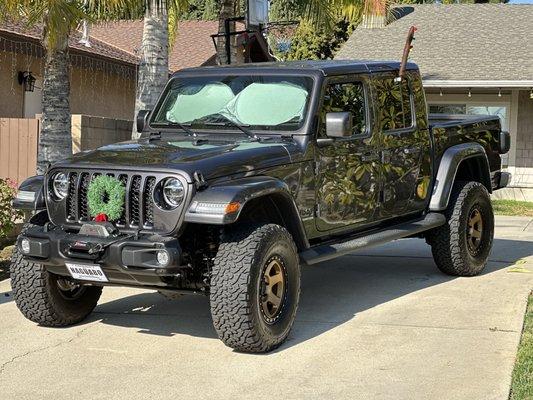 Jeep Gladiator with 315/70/R17 tires.