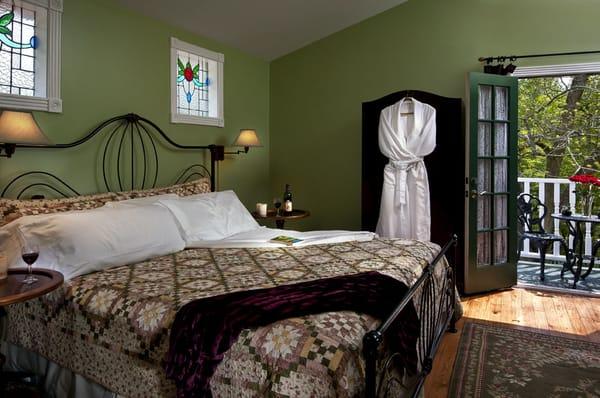 Southern Charm guestroom with a King bed, an electric fireplace and balcony