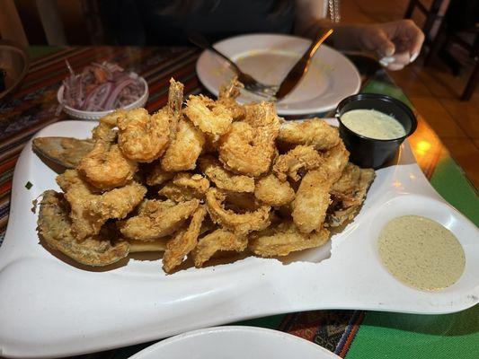 Mariscos empanados y salteados.