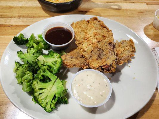 Fried Brisket with white gravy and broccoli