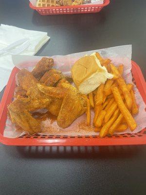 6 wings with sweet potatoes fries