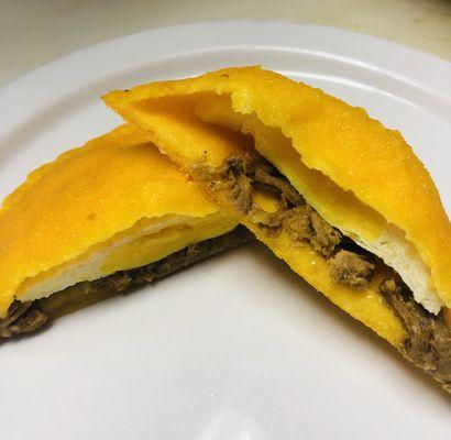 AREPA DE HUEVO & CARNE DESMECHADA