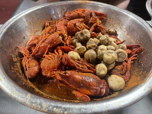 Boiled Crawfish with mushrooms