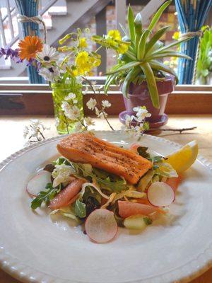 Our "Salmon Salad " 
A Refreshing and tasty Salad that match perfectly with a Sautee Salmon on the top!!
Bon Appetit!