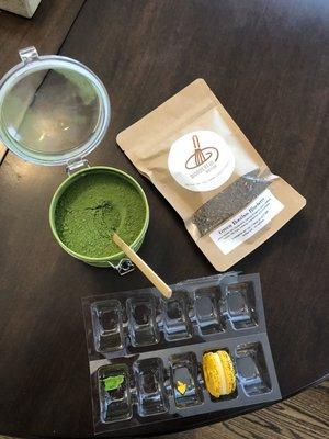 4oz matcha, 2oz tea, macaroon